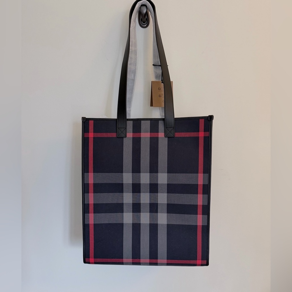 NWT AUTH BURBERRY LG BOOK TOTE IN NAVY W/BLACK LEATHER HANDLES, PIPING & BOTTOM